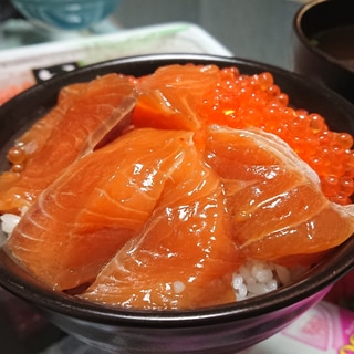 いくらとサーモン漬け丼